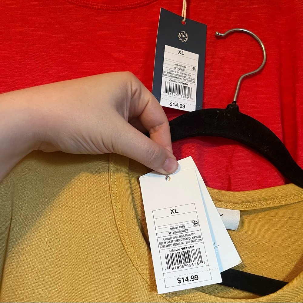 Lot of 2 NWT Universal Thread A New Day Red Gold T-shirt Women’s Tops Ret $30! - Picture 5 of 15